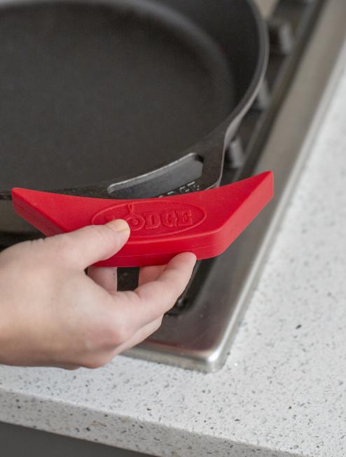 Assist handle holder being put on skillet.