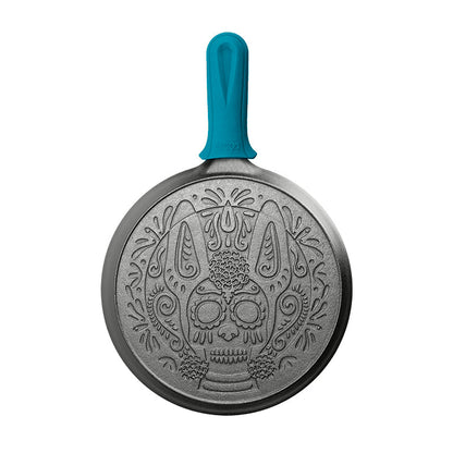 Engraved design on back of griddle and blue silicone handle holder.